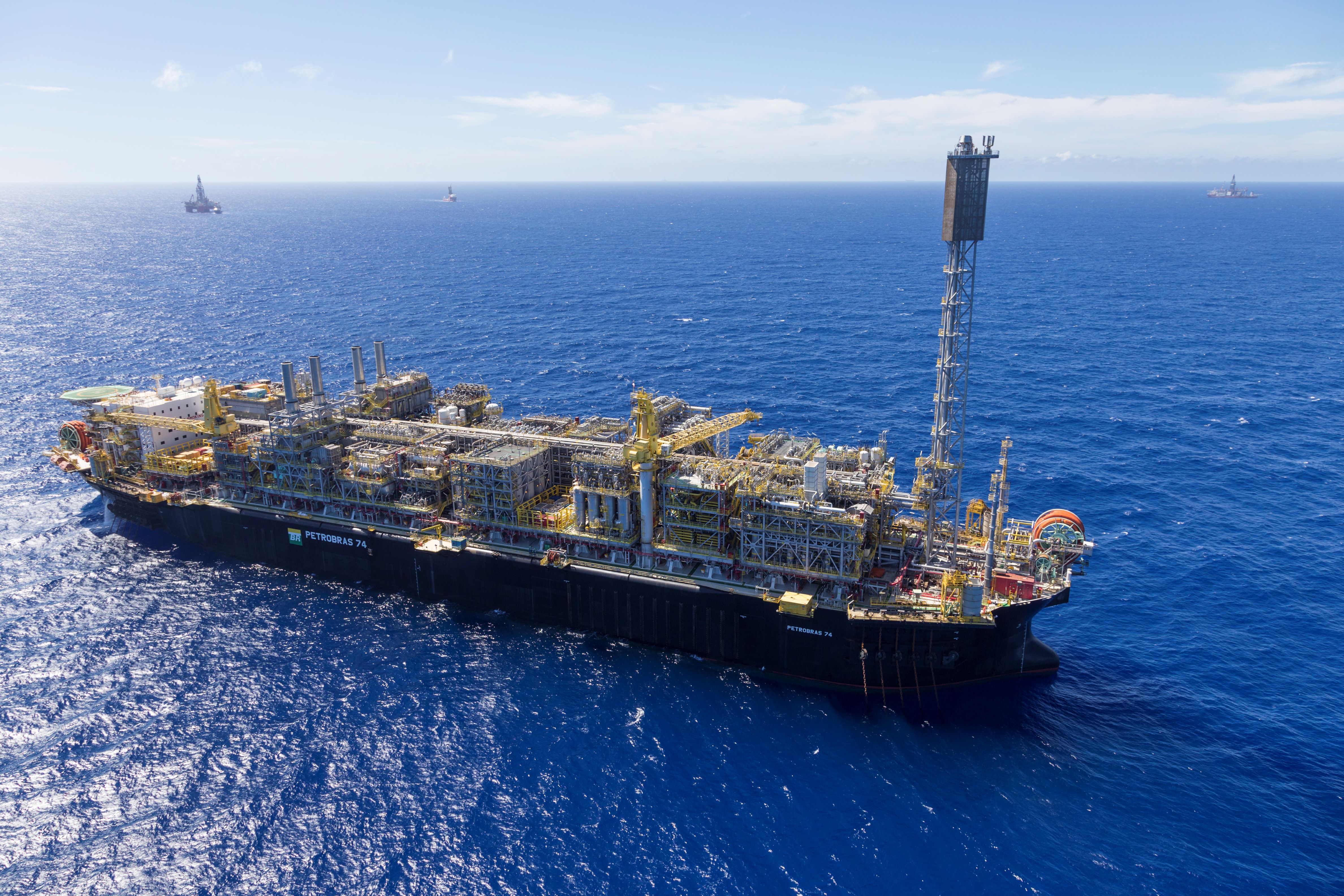 Plataforma P-74 navegando no mar